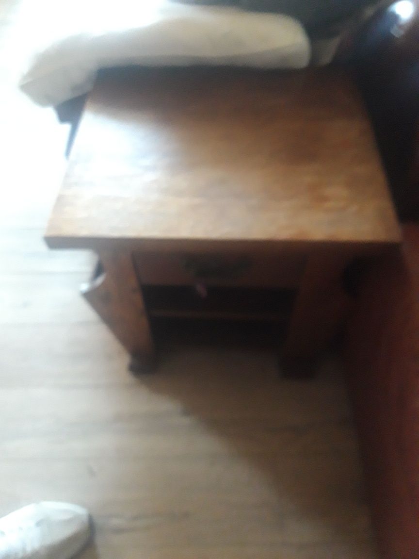 Sprzedam dębowa szafkę nocną.