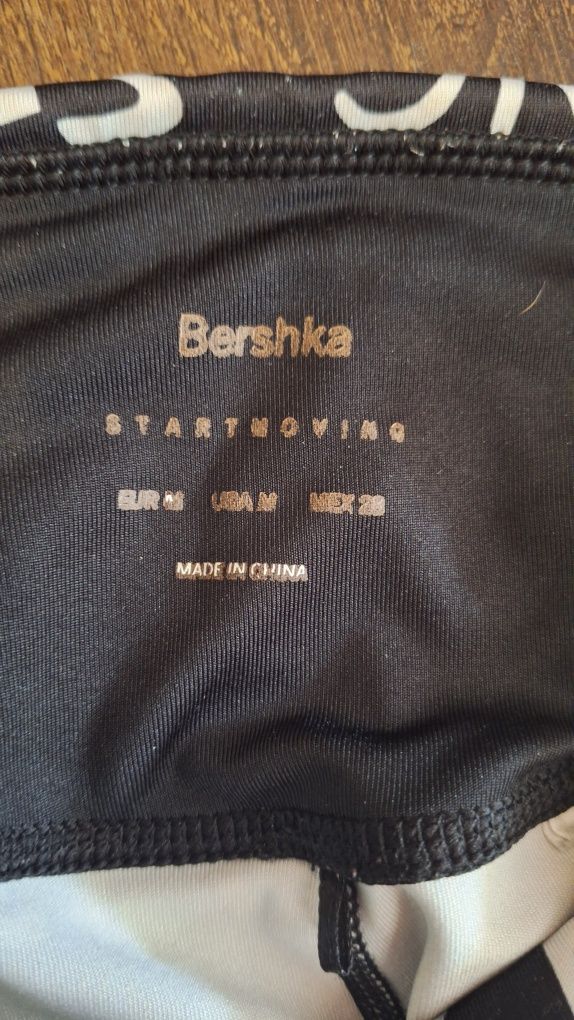 Leginsy wzor czarno białe napisy bershka M