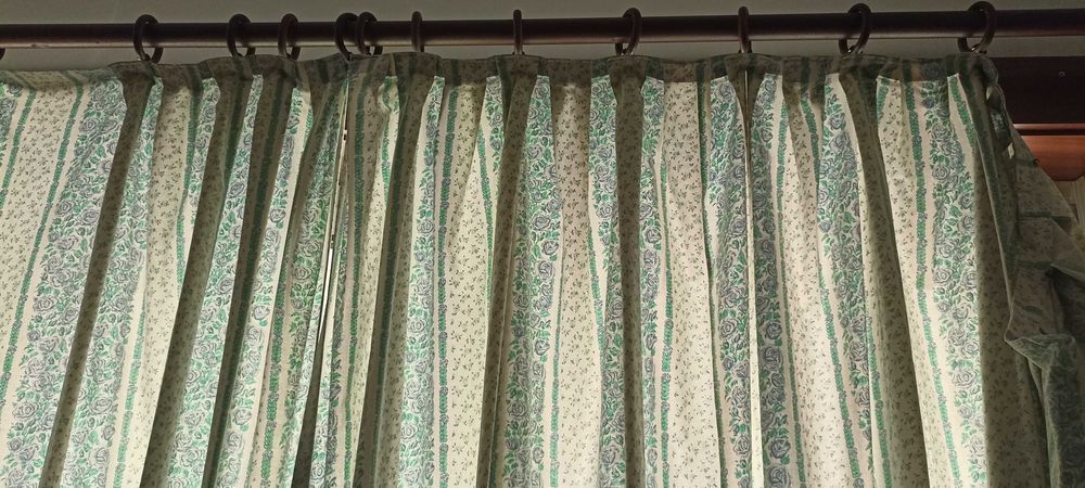 Cortinas e almofadas