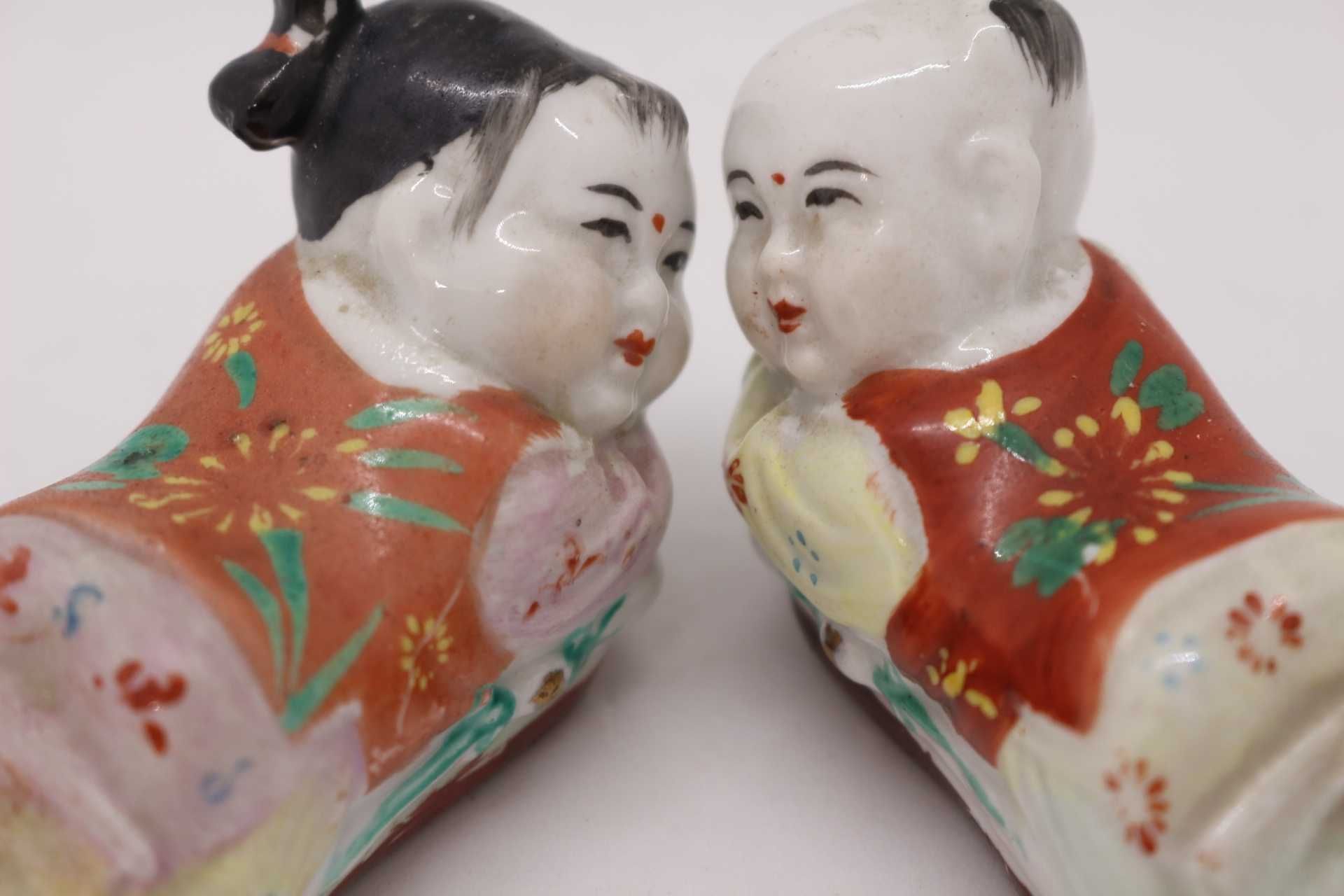 Figuras Almofada Opium Baybi em porcelana Chinesa XX Fer-Rouge RARO