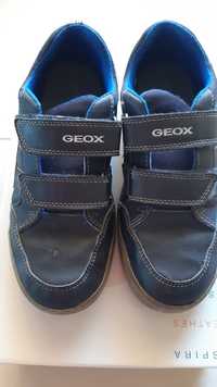 Sapatos Geox tamanho 33
