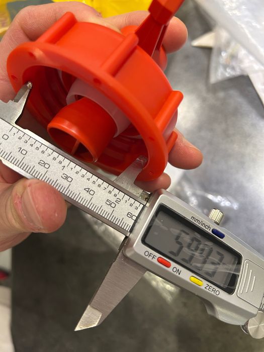 Korek do baniaków dużych z regulowanym odpowietrznikiem