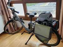 Bicicleta elétrica quase nova e de grande valor com capacete e acessór