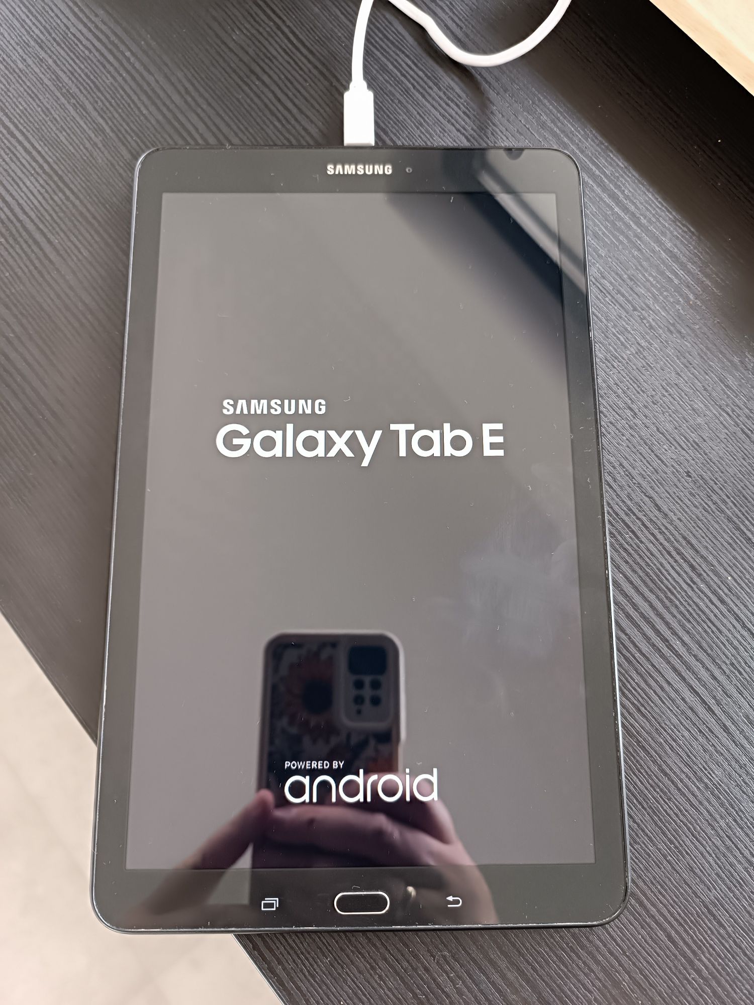 Tablet Samsung Galaxy TAB E plus ładowarka i etui