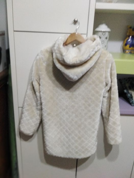 Casaco de pêlo sintético de cor beje