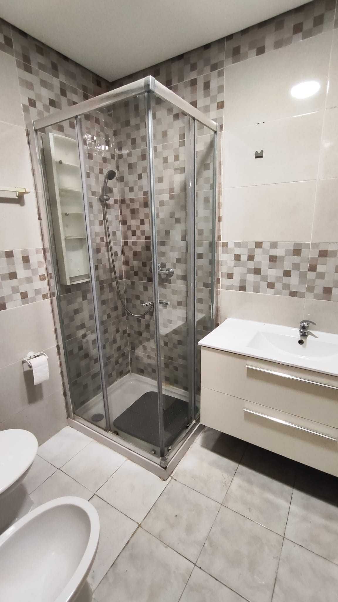 CASCAIS - Arrenda-se apartamento T1 com terraço e aquecimento central