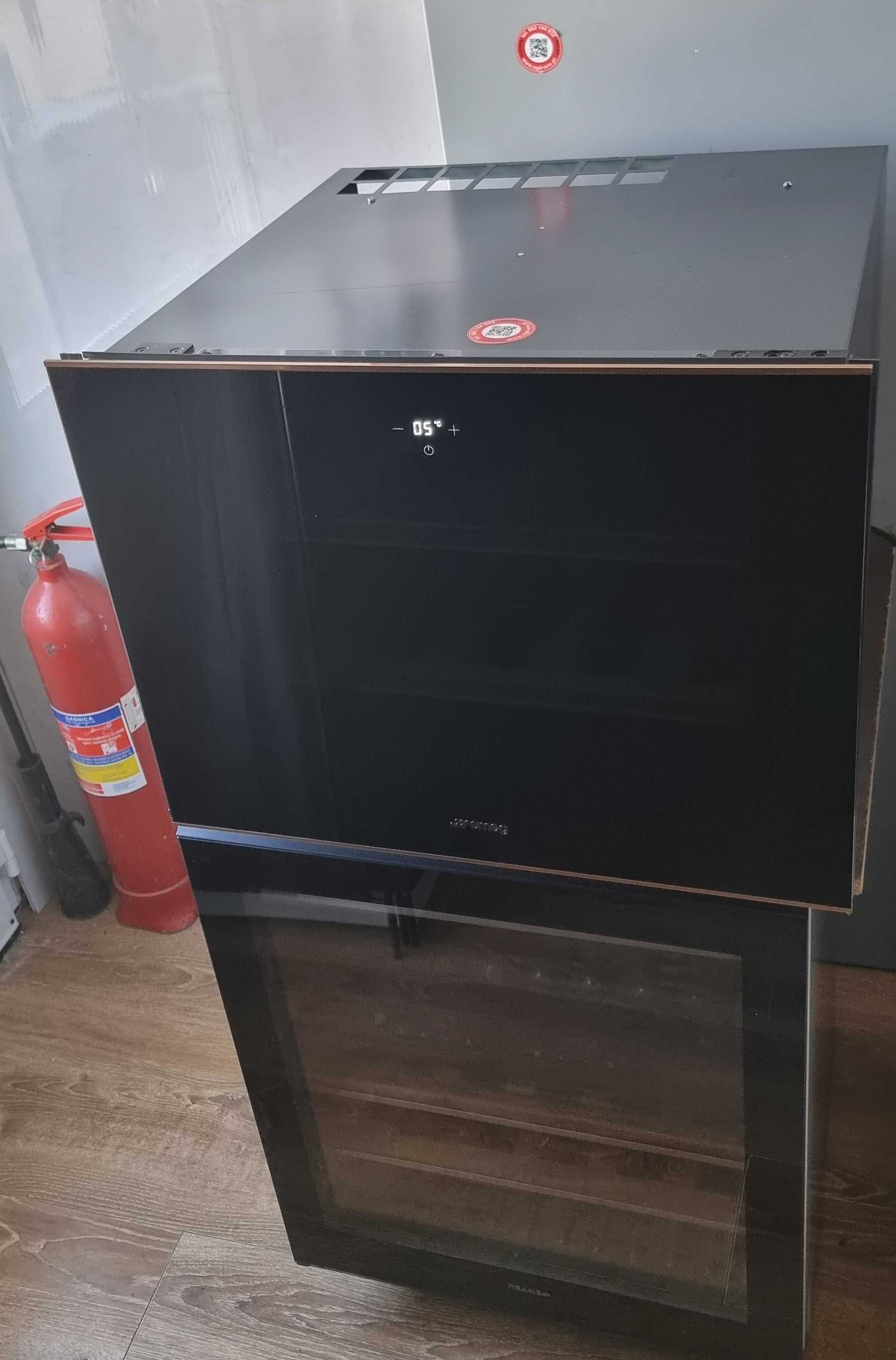 Chłodziarka do wina, winiarka do zab. SMEG, Touch Control, wys.:45cm