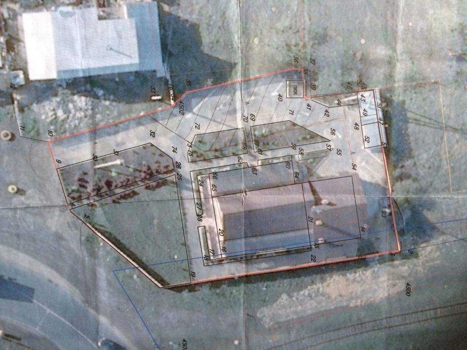 Будівля на фасаді дороги під комерційну діяльність: магазин, СТО, тощо