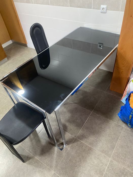 Mesa de vidro preta com 4 cadeiras