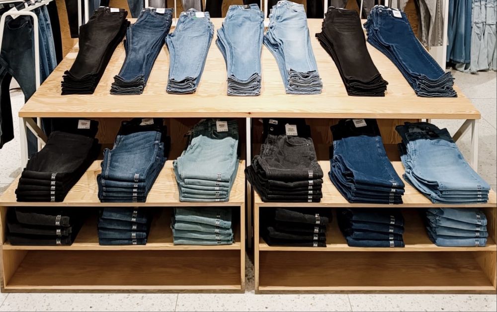 Великий стіл для одягу, розкладний. В наявності два стола