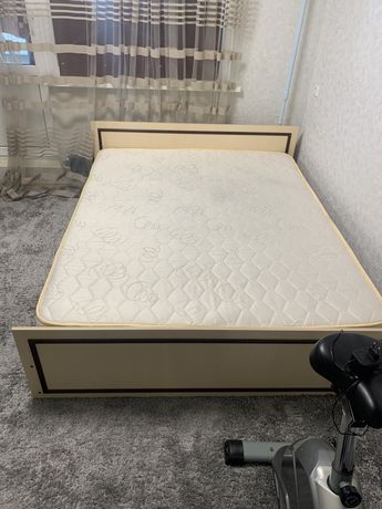 Двуспальная кровать с матрасом 160*200