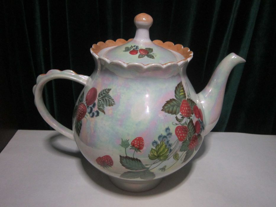 Чайники и молочник Довбыш. 1970 годы. Фарфор. Перламутровые. Клубника