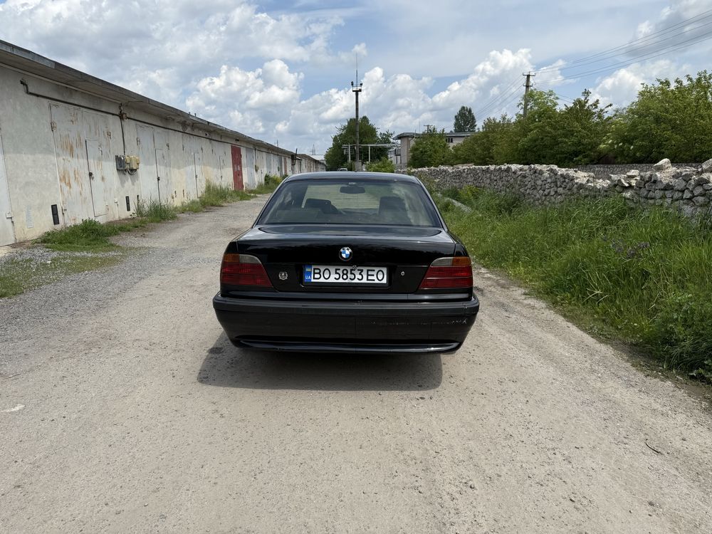 BMW 7 e38 Чорна газ бензин