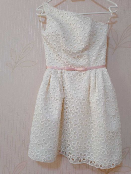 Сукня із мережива кольору слонової кістки