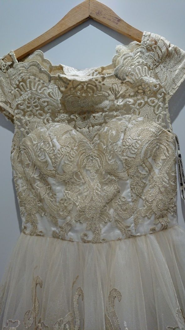 Tiulowa sukienka ze złota koronką firmy chi chi london na ślub,wesele