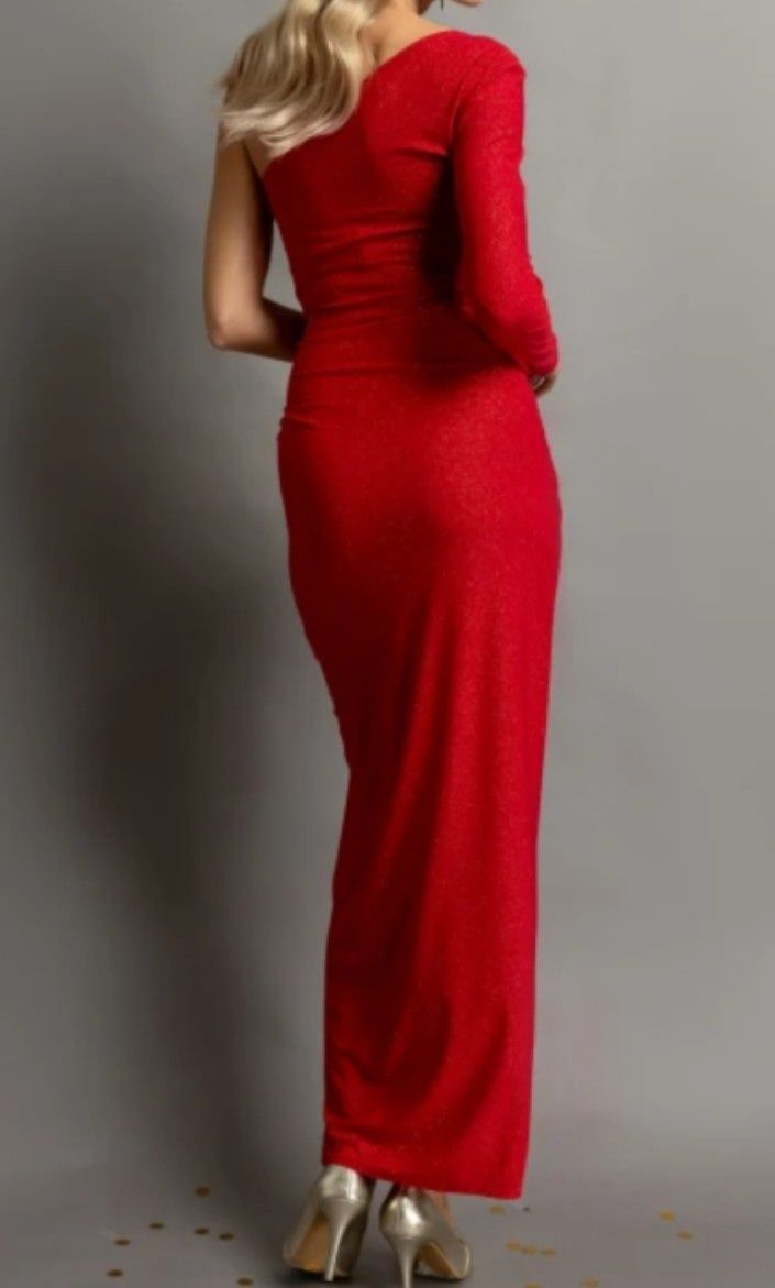 Czerwona maxi sukienka, asymetryczny dekolt