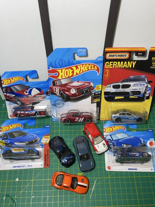 Колекційні моделі Hot Wheels Matchbox Johnny Lightning в масштабі 1/64