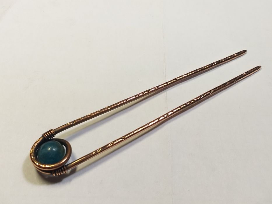 Заколка для волосся для зачісок. 
Ручна робота, мідь, натуральний камі