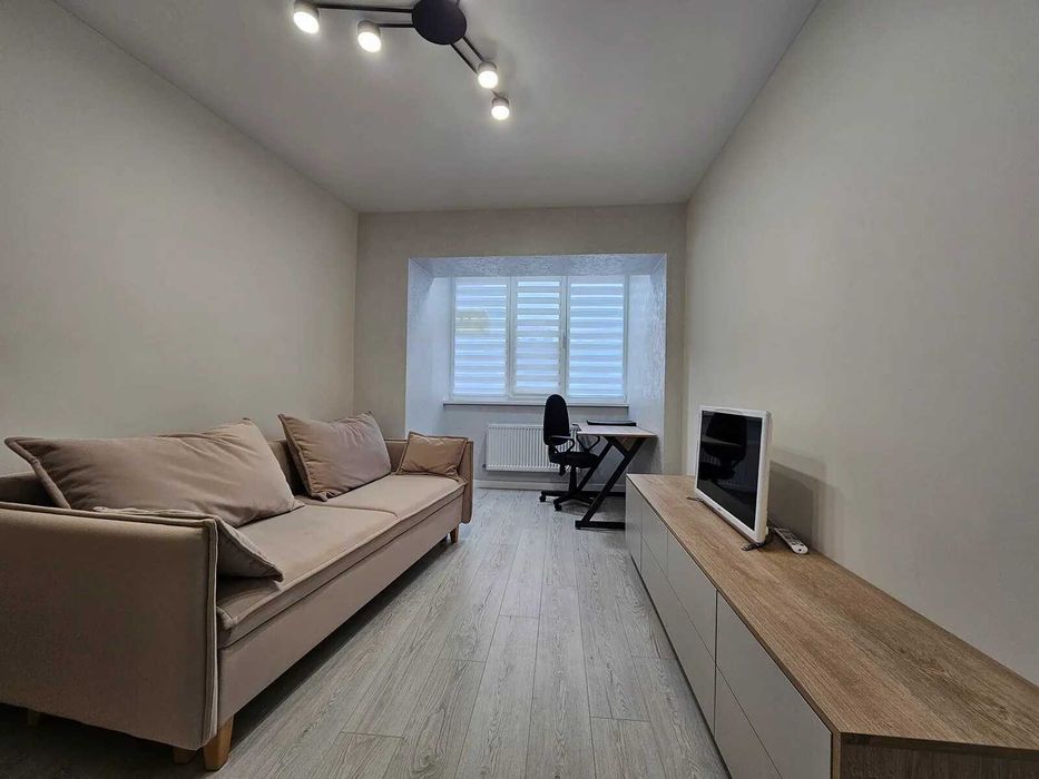 Двокімнатна з кухнею-студією біля стометрівки