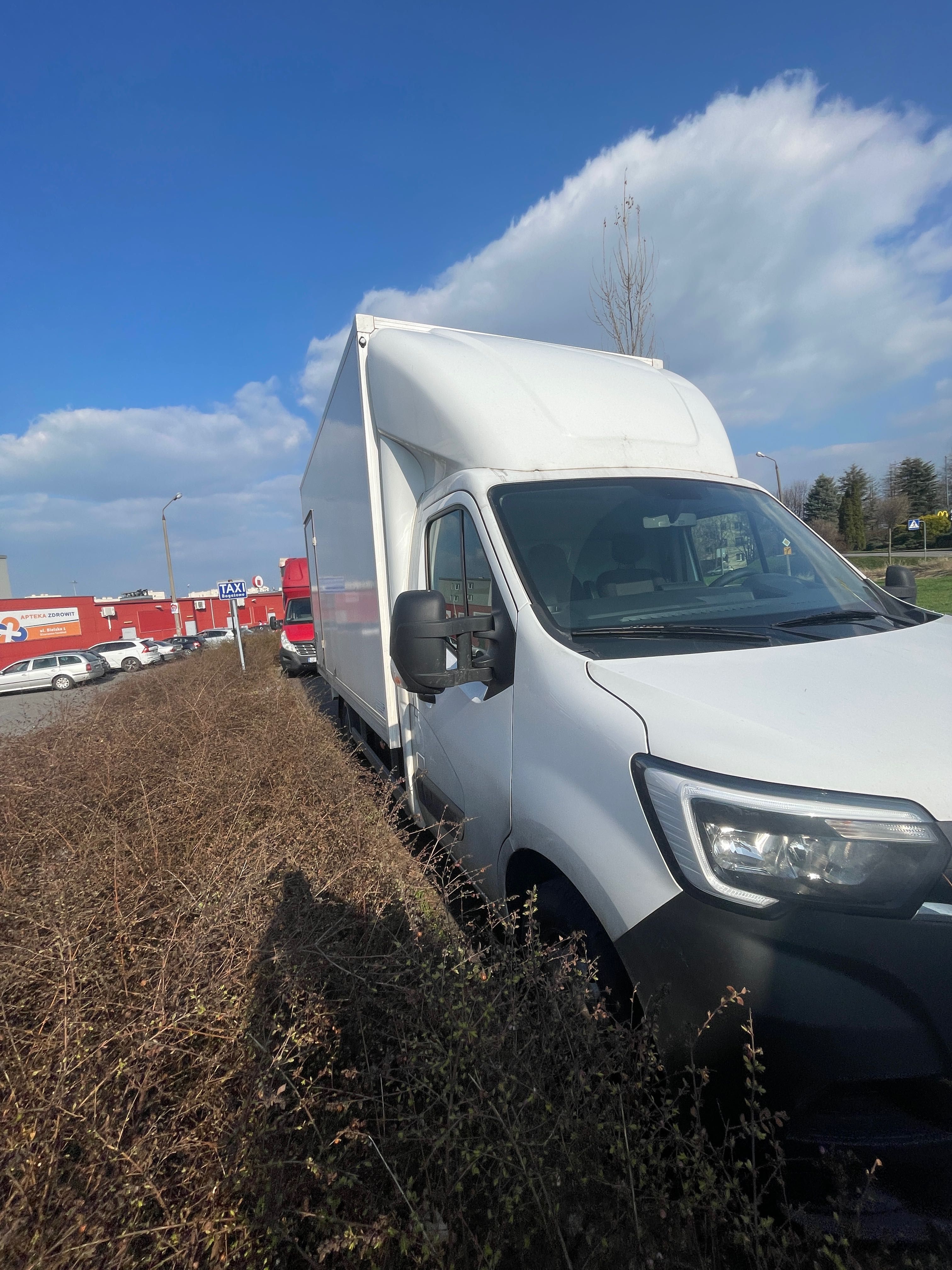 Wynajem busów Renault Master Plandeka 8,10,12 pal