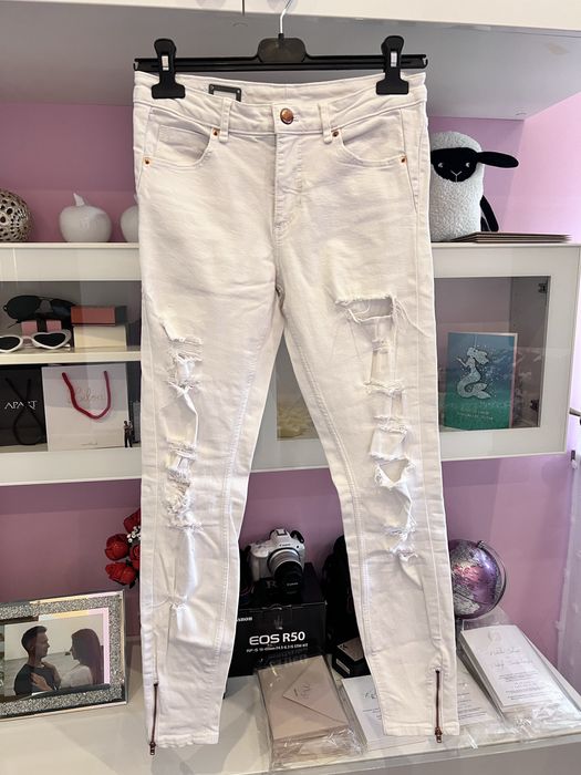 Nowe spodnie damskie jeansy białe z dziurami New Yorker r. S