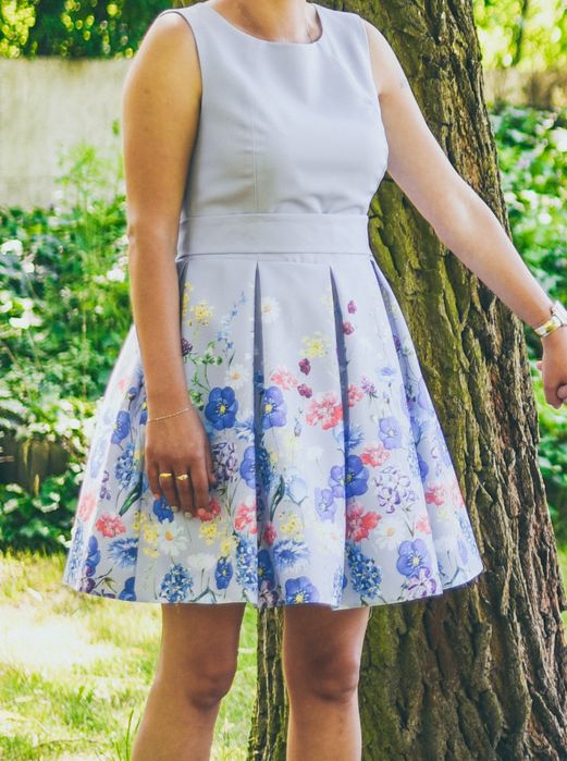 Elegancka sukienka w kwiaty komunia wesele