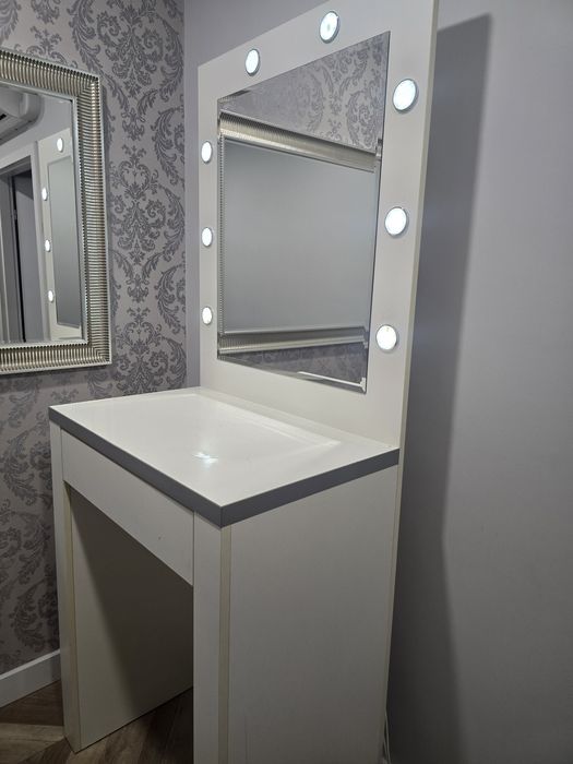 Toaletka do makijażu z lustrem i oświetleniem LED.