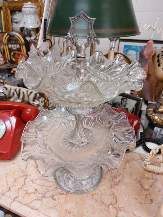 Fruteira antiga em vidro robusto  

Vidro em optimo estado sem fa