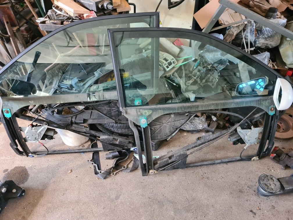 Mechanizm opuszczania szyby prawy ramka lewy Audi A3 8L 3drzwi 2002r