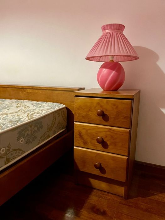 Cama c/estrado, colchão e oferta mesas de cabeceira