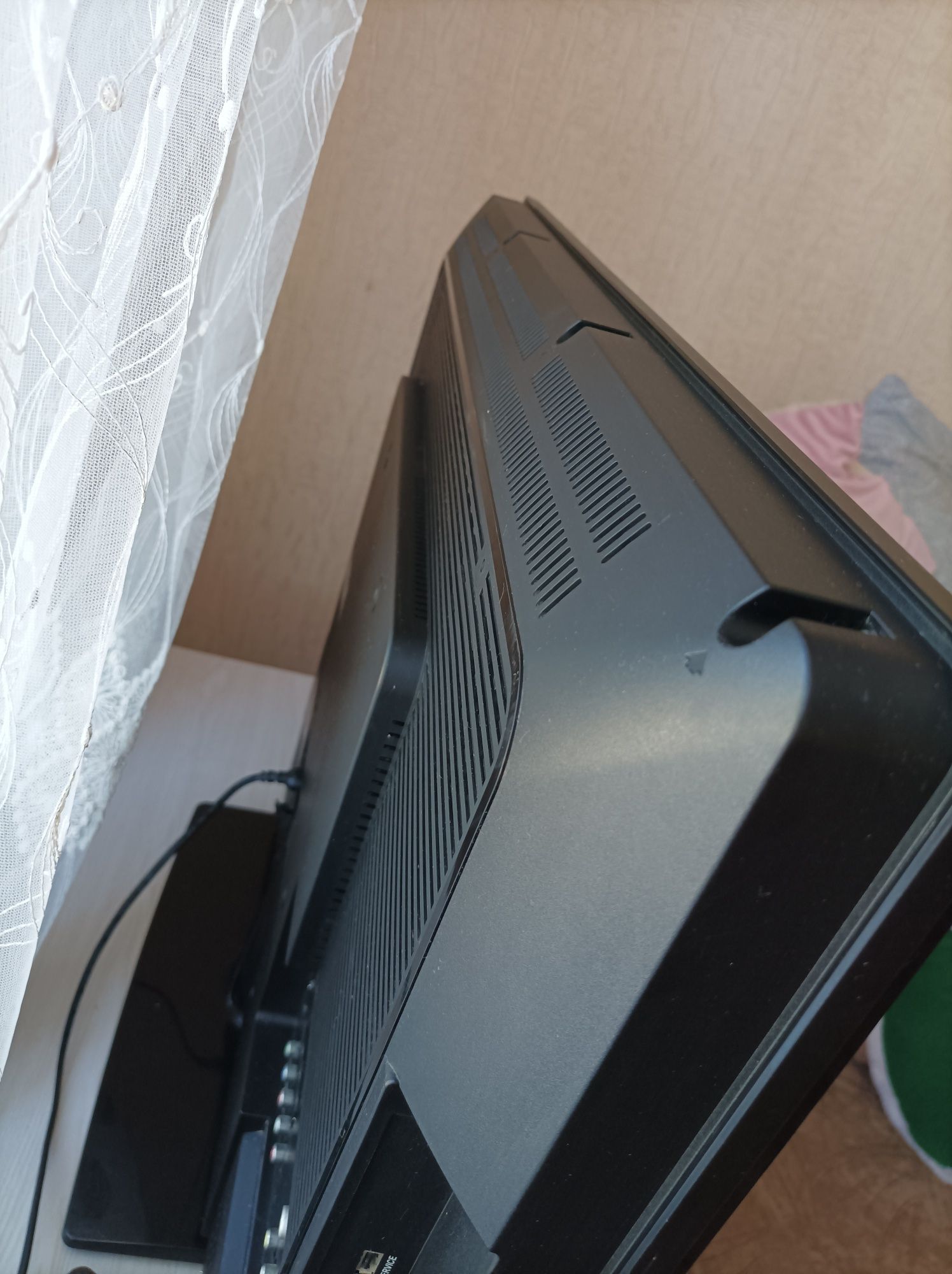 Продам телевизор Sharp LC-32S7E-BK