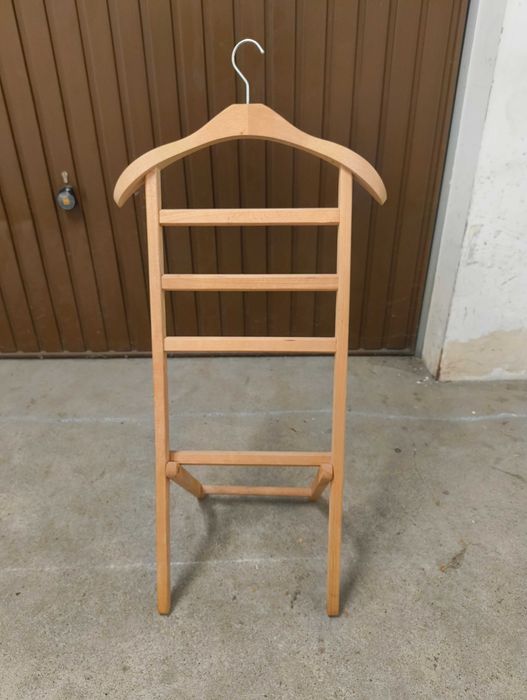 Drewniany stojak wieszak na ubrania