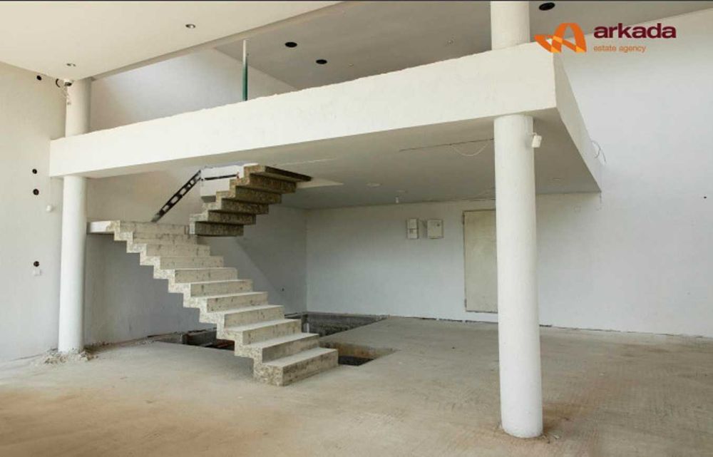 Просторе комерційне приміщення по вул. Євгена Коновальця