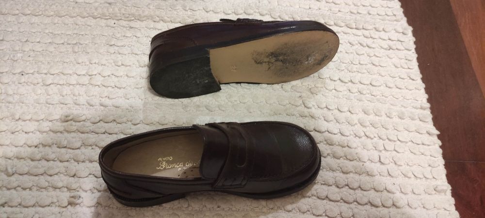 Sapatos de criança em pele