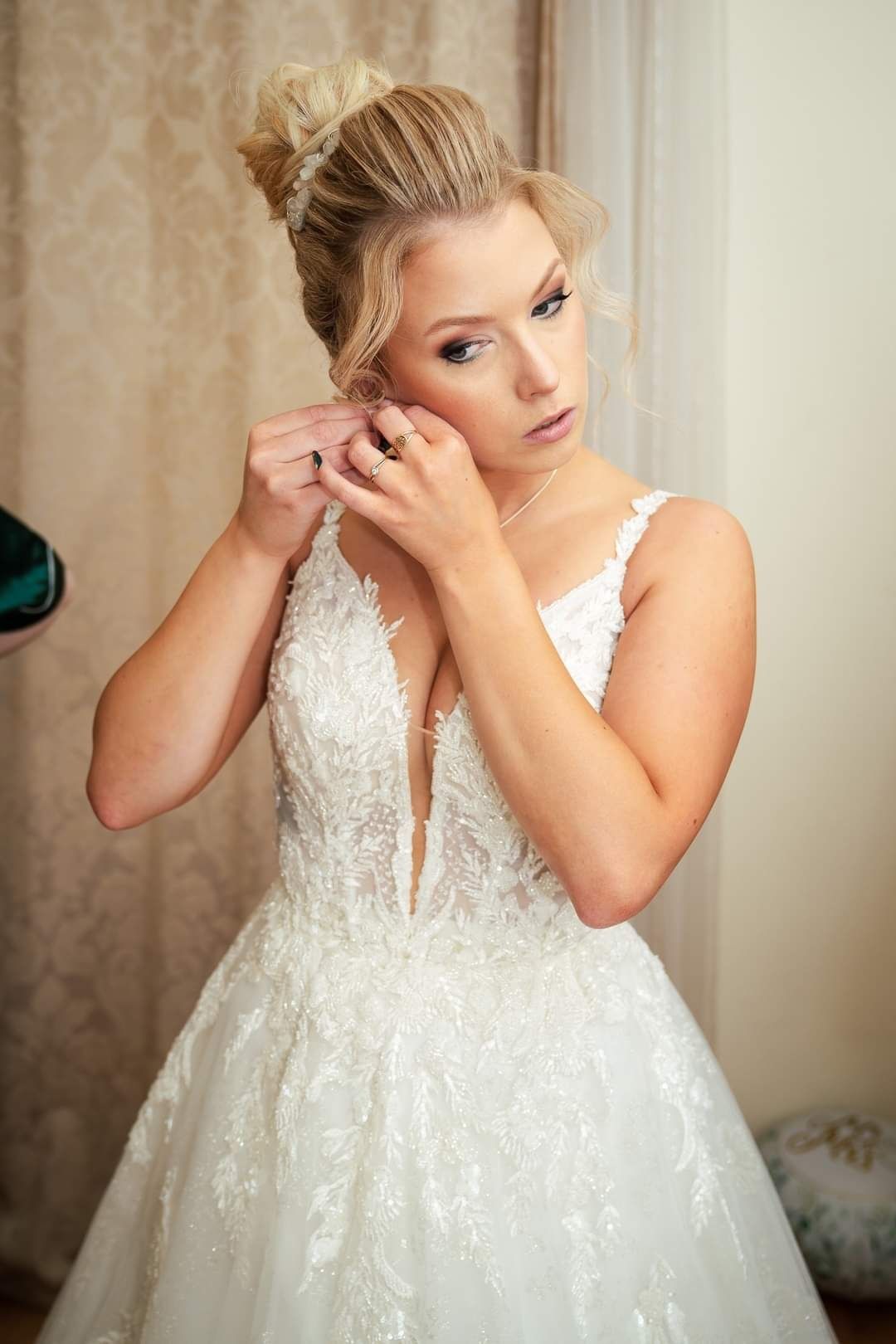 suknia ślubna Amelie bridal litera a błyszcząca koronka