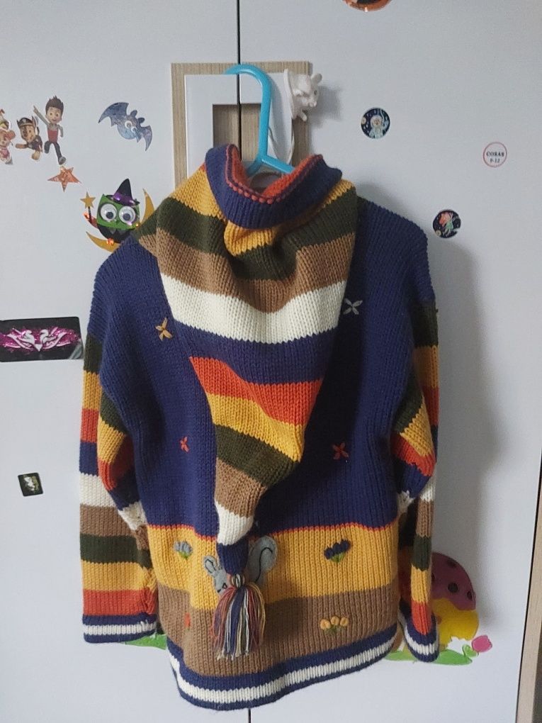 Sweter dla dziewczynki założony raz.