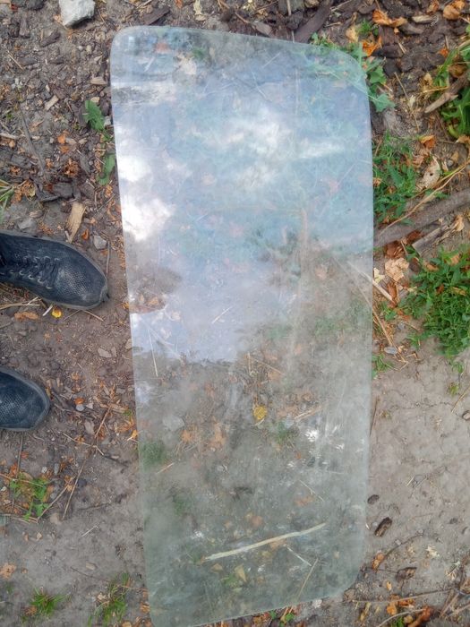 Продаю скло на Москвич лобове