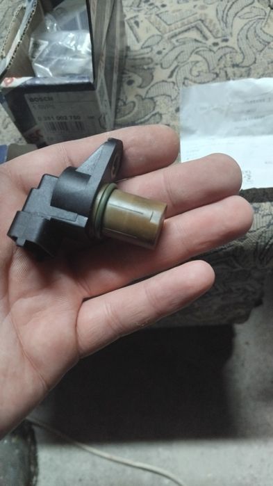 Датчик тиску в паливні рейці, датчик положення розпредвала. Розборка