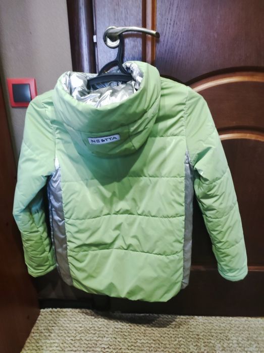 Куртка весенняя на девочку в отличном состоянии размер 42, рост 155-16