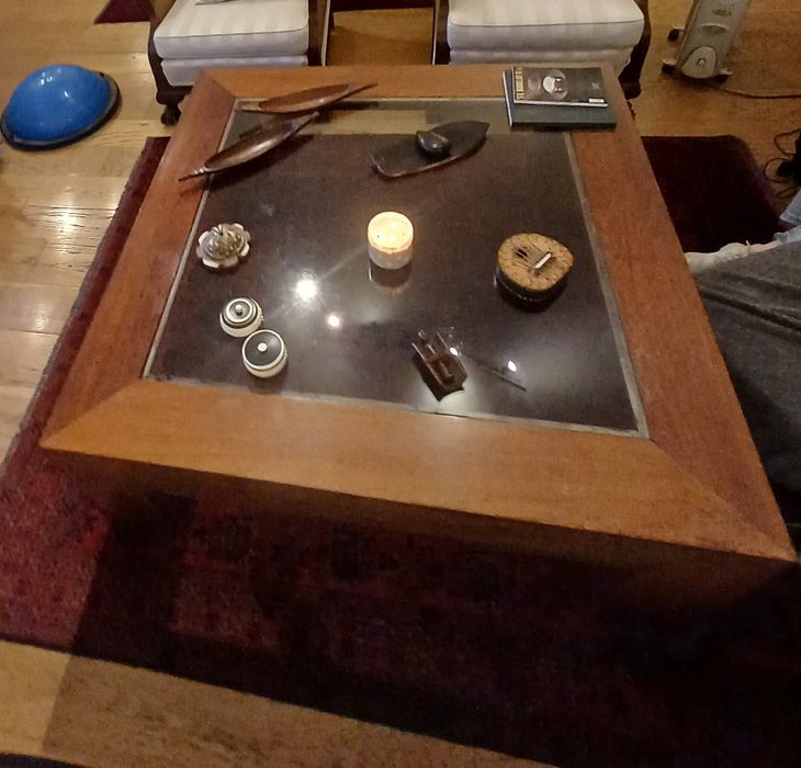 Mesa de madeira maciça e tampo em vidro