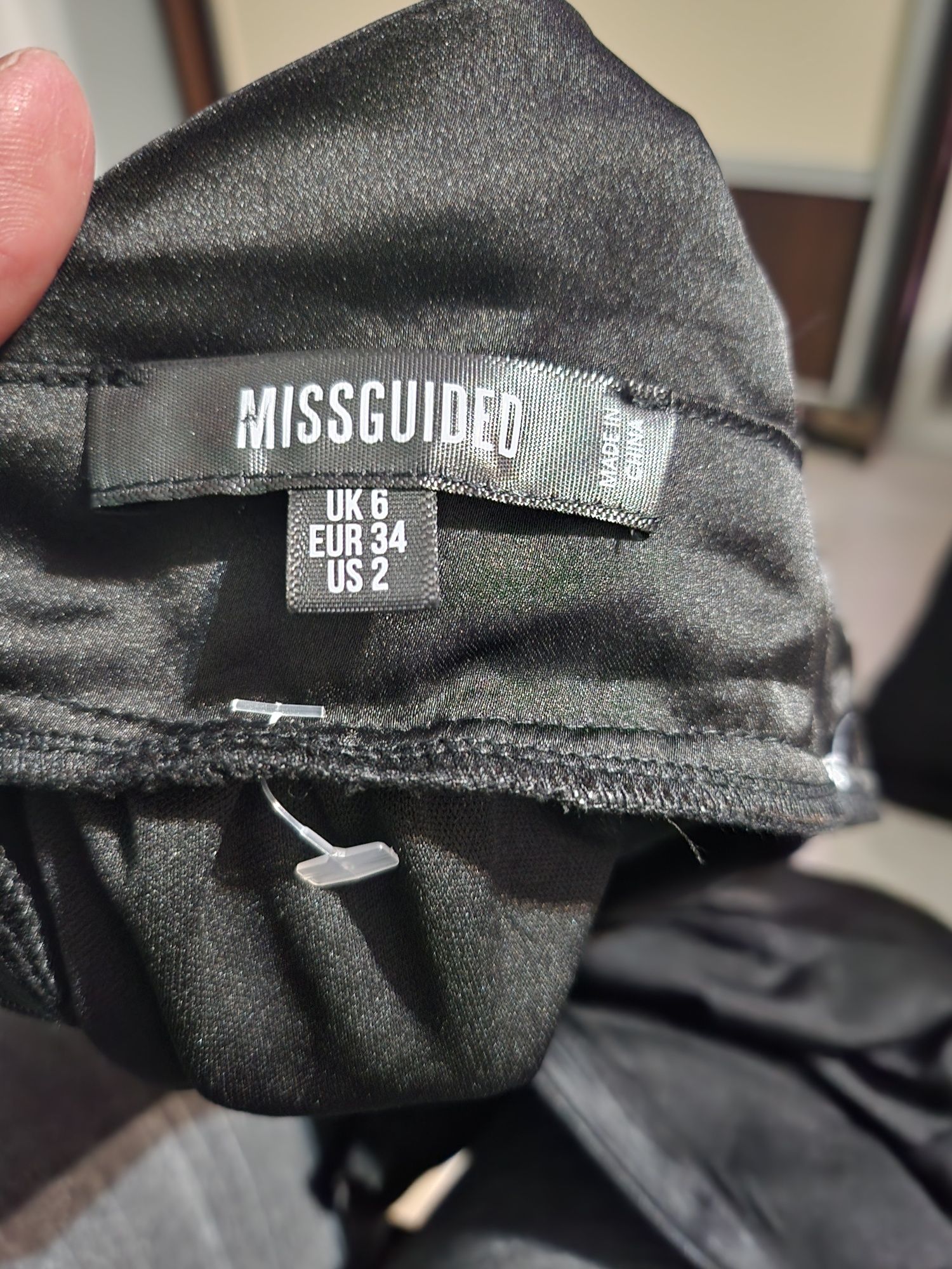 Kombinezon  Missguided z połyskującego materiału Tanio