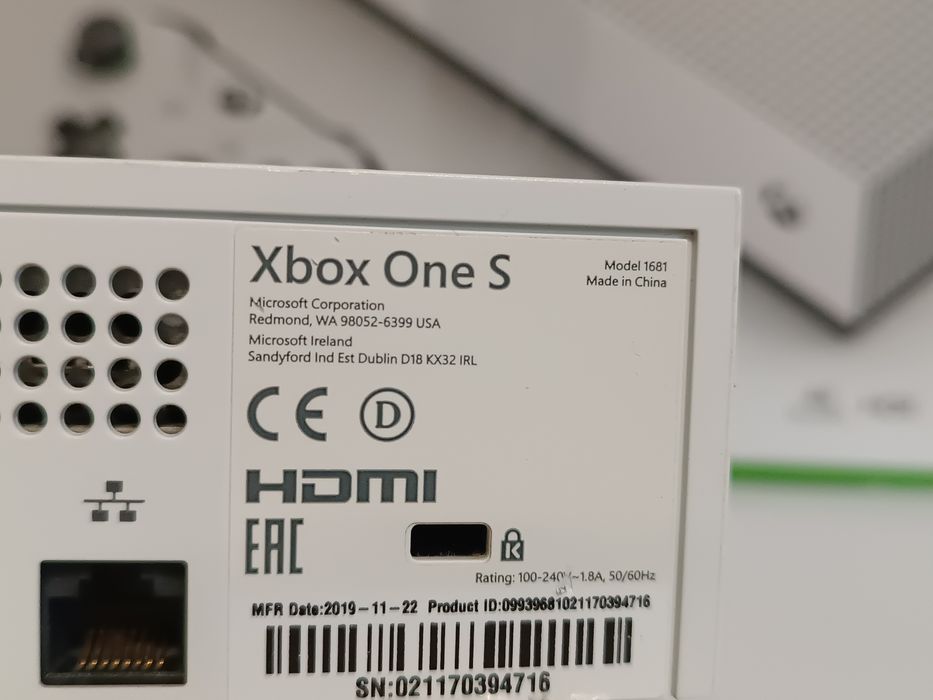 Zestaw Xbox one s 1Tb 2019r  2 pady,ładowarka,8gier