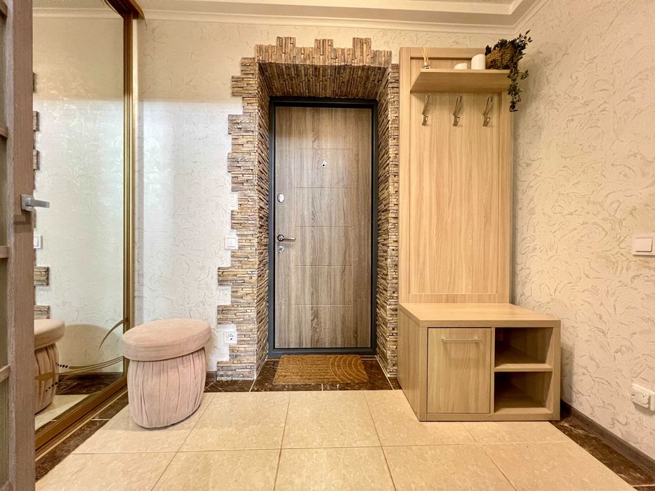 Студія. Дружба. Поруч озеро