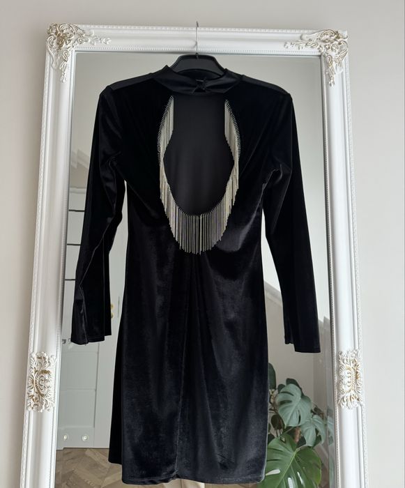 Czarna welurowa sukienka z wycięciem na plecach