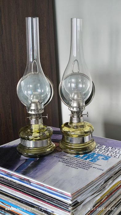 Lampy naftowe PRL 8" zielonkawożółte. Dwie sztuki. Dobrana para.