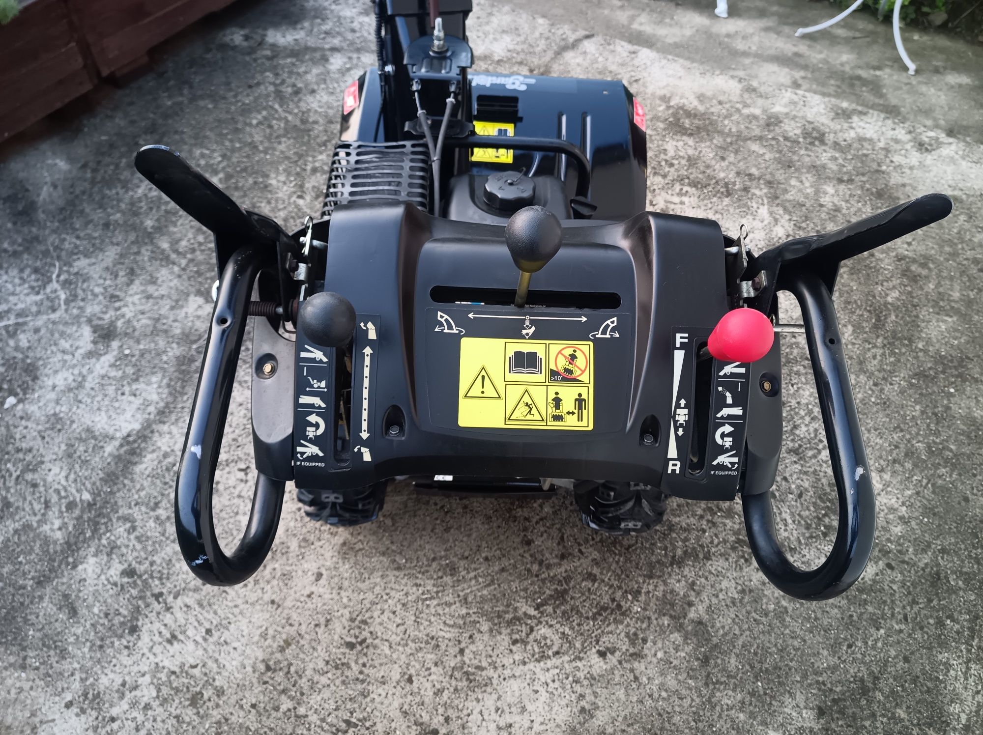Odśnieżarka Gardol  szerokość 69,5cm moc 8,5KM ,Husqvarna M