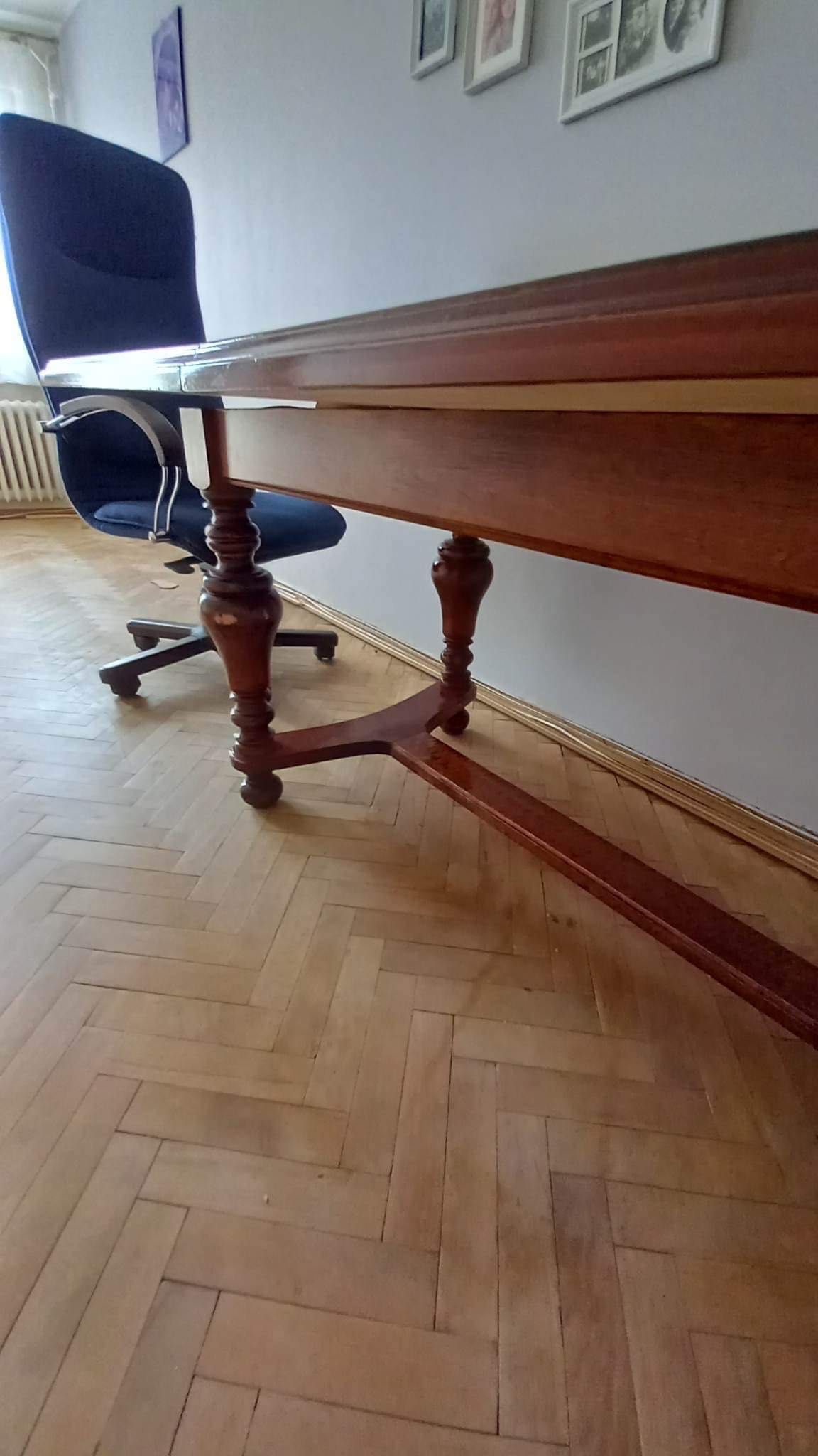 Zestaw mebli do jadalni.