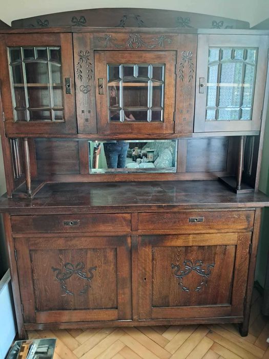 Stary rzeźbiony kredens