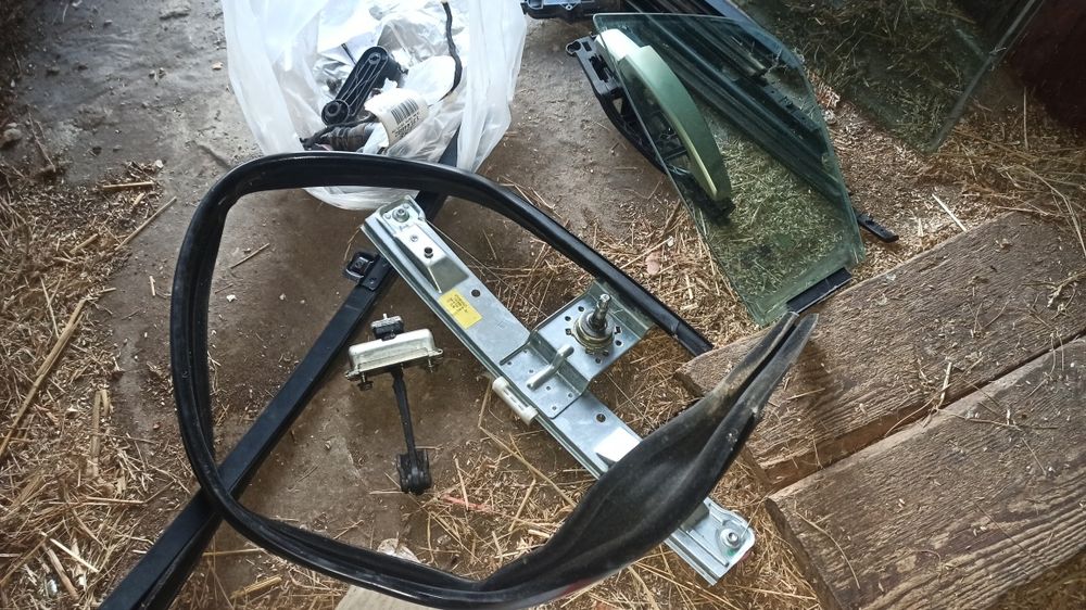 Części  samochodowe z Corsy D(z rozbiórki-całość)