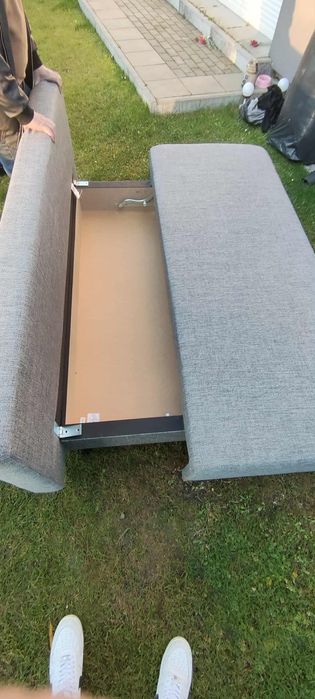Szara rozkładana sofa
